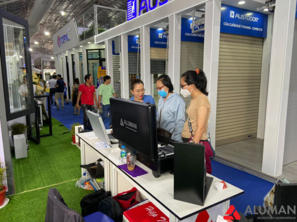 Hình ảnh khách hàng tìm hiểu về cửa nhôm Aluman.