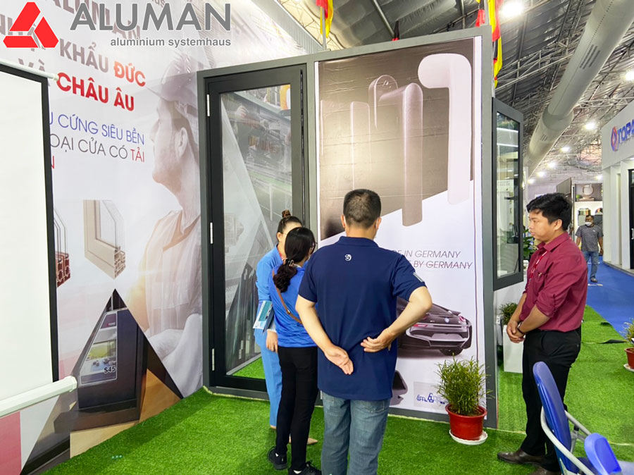 Hình ảnh khách hàng tại hội nghị sản phẩm cửa Aluman