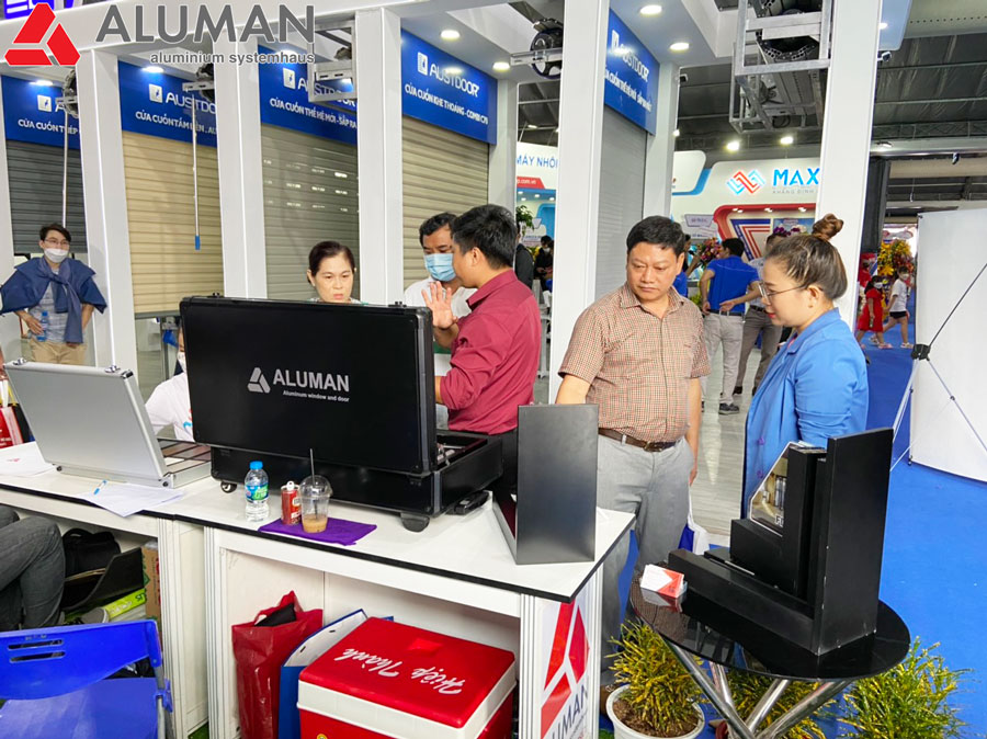 Hình ảnh khách hàng tại hội nghị sản phẩm cửa Aluman
