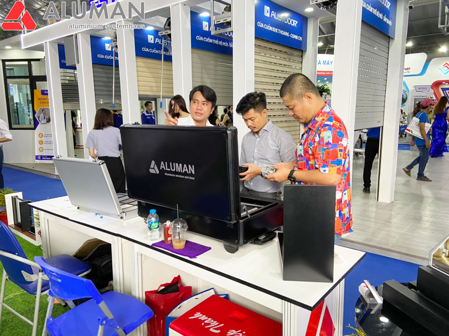 Hình ảnh khách hàng tại hội nghị sản phẩm cửa Aluman
