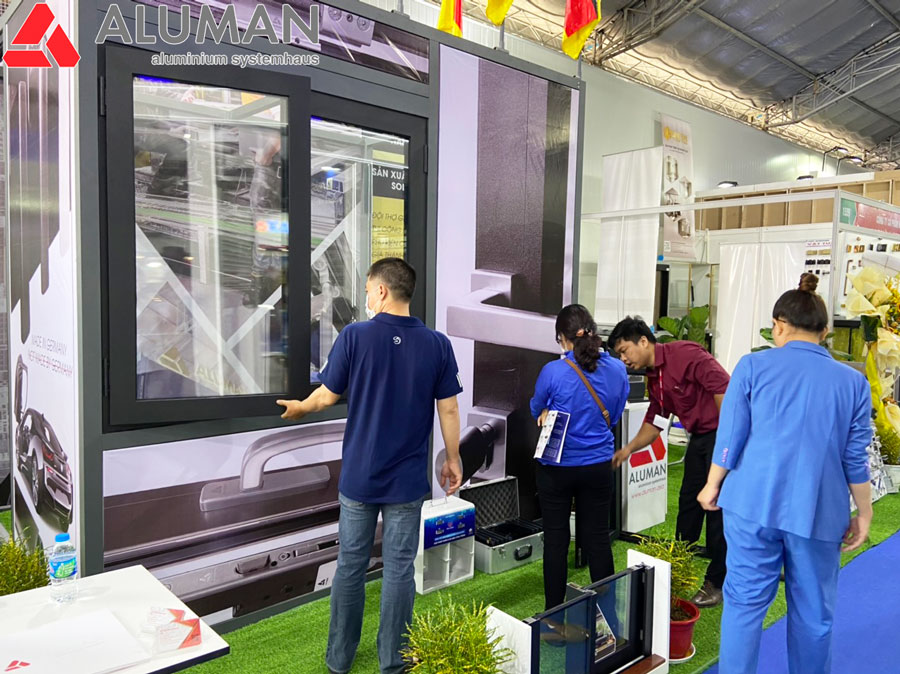 Hình ảnh khách hàng tại hội nghị sản phẩm cửa Aluman