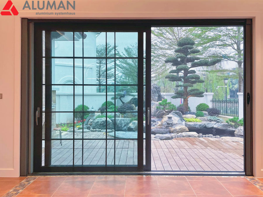 Hình ảnh lắp đặt cửa trượt nhấc Aluman S45 Lift&Slide - Kết hợp rèm muỗi cơ phẳng ZM85