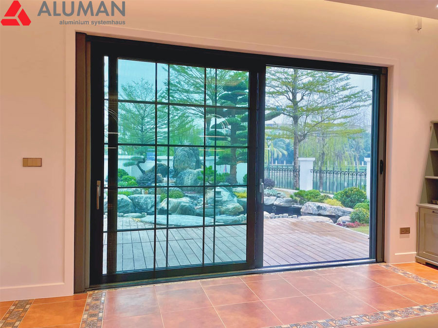 Hình ảnh lắp đặt cửa trượt nhấc Aluman S45 Lift&Slide - Kết hợp rèm muỗi cơ phẳng ZM85