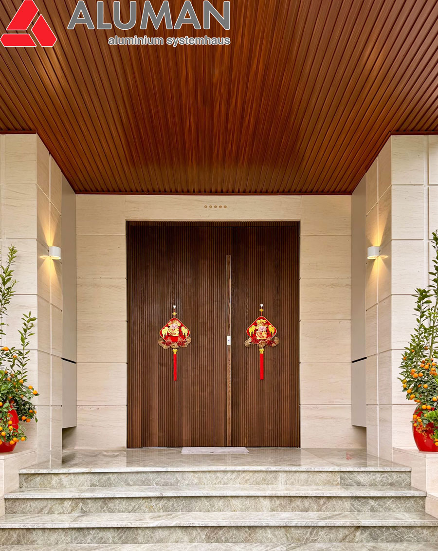 Hình ảnh cửa đi chính ốp gỗ điện Aluman